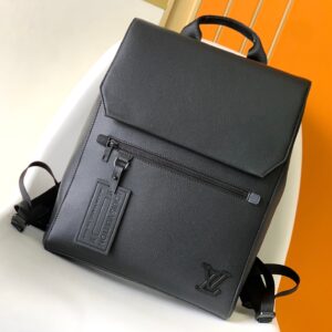 Takeoff shoulder bag with coarse leather