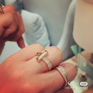 T1 Wide Round Diamond Ring