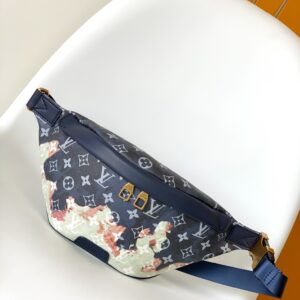 Modern men's chest bag with convenient zipper