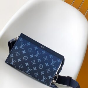 M81124 gradient blue wallet