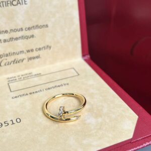 Nut ring in thin version actually many kinds of gifts but engagement ring is the most can express heartfelt meaning is promise bonding and伴侣见证