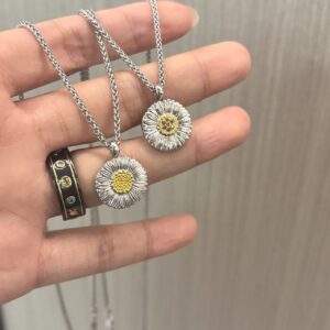 Boucheron small daisy necklace