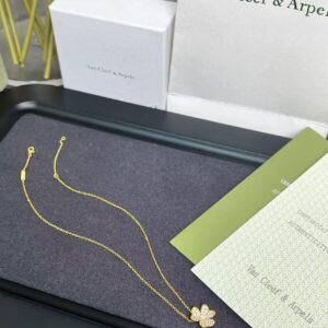 Three flower diamond necklace