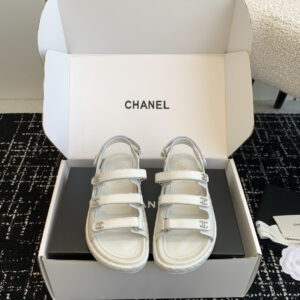 凉鞋 CHANEL 25ss 春夏沙滩拖鞋凉鞋系列香奈儿国内国外专柜断货王找遍国内专柜心心念念终于到手第一眼开箱看到实物让我太惊讶了，太喜欢了呼吁闺蜜们组团购买疯抢度蹭蹭蹭上涨被各大博主点名沙滩拖鞋真的是超级爱了，上脚无敌好看简直万种搭配，随意穿搭拿捏的稳稳的，魔术贴f穿着非常方便 hold的各种穿搭场合，本系列现已登
