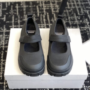 Casual outdoor walking shoe
