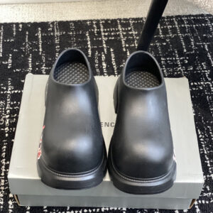 25ss ultra-lightweight sneakers with celebrity endorsement