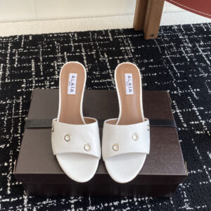 Minimalist leather sandals with thin sole