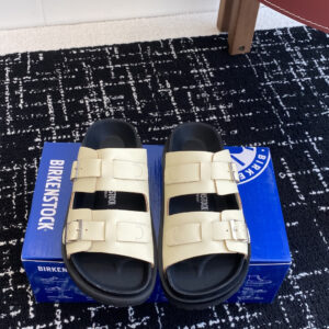 Casual summer sandals with ergonomic design