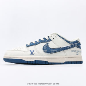 Nike SB Dunk Low skate shoe with ZoomAir impact cushioning