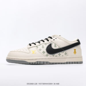 Nike Dunk Low basketball shoe with ZoomAir impact cushioning