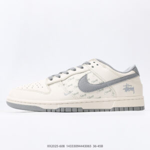 Nike Dunk Low Sneakers