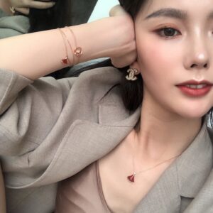 Diva versatile necklace with delicate design