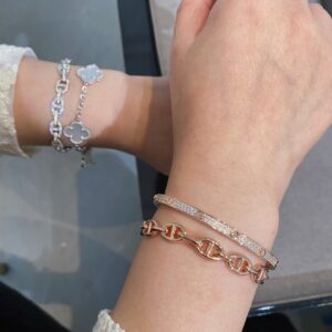 Luxurious all-diamond pig nose bracelet