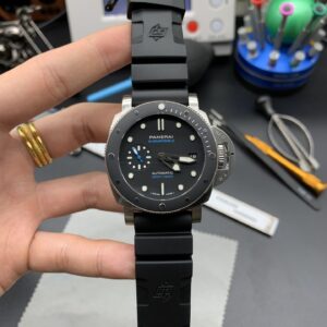 Panerai VS pam683 Watch