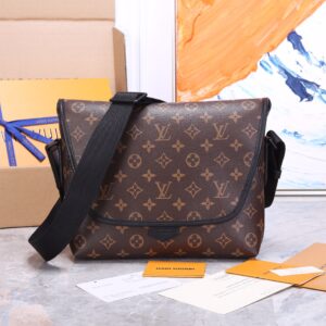 Magnetic mini messenger bag