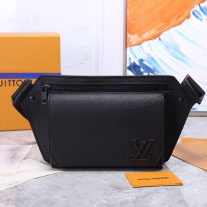 LV Aerogram胸包系列 M57081款