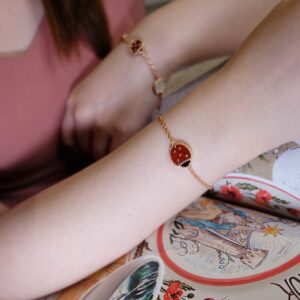 Lucky spring charm bracelet with flowers