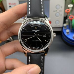 V7 Breitling Overseas Watch