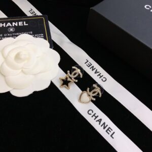 Chanel pearl stud earring