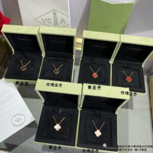 V four-leaf necklace with stones