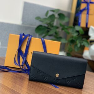Sarah envelope-style wallet in black