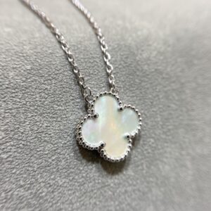 White mother-of-pearl four-leaf necklace with ZP craftsmanship