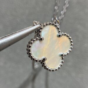 J012 VCA four-leaf white mother-of-pearl necklace