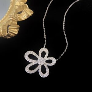 Flowerlace clover necklace
