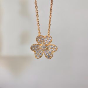 Four-leaf necklace woman