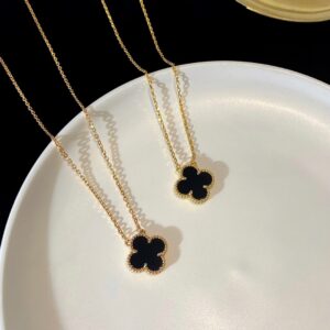 Classic single flower four-leaf necklace