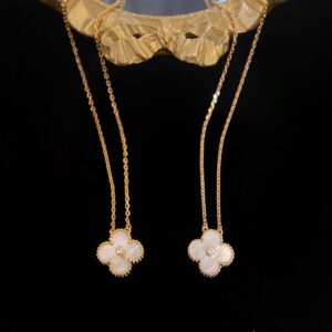 Classic single flower diamond necklace with mother-of-pearl