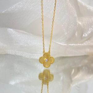 Classic single flower diamond necklace with gold mother-of-pearl