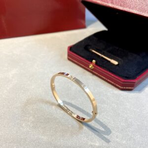 Bvlgari narrow version wrist ring with v-gold material, rated gold coating, detailed workmanship and screw opening design, 90-degree screw rotation, suitable fo