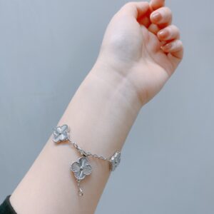 Four-leaf rainbow white gold bracelet