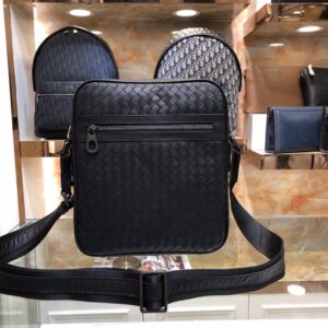 Men's crossbody messenger bag