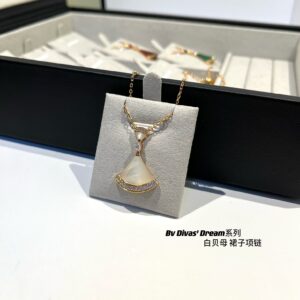 Bv Divas' Dream white mother-of-pearl necklace