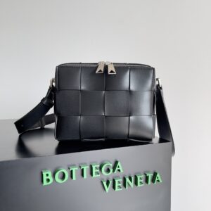 Men's camera bag with zipper detail