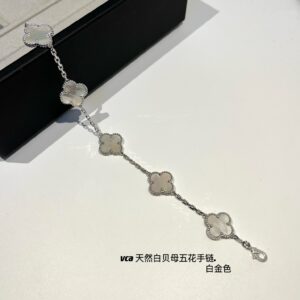 White mother-of-pearl bracelet
