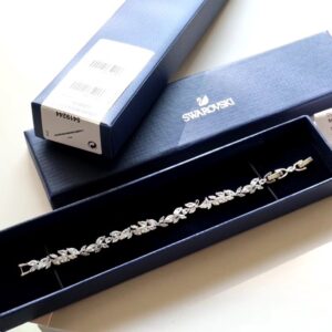 Silver swan leaf handband with adjustable chain, inspired by winter frosted leaves, elegant large decorative chain with white platinum coating