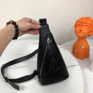 Prada简约 chest bag with venetian leather