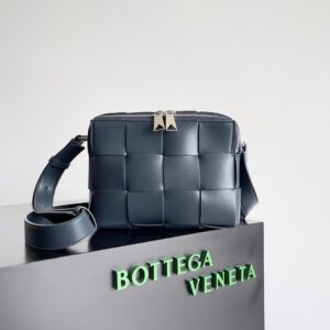 Men's camera bag with zipper detail