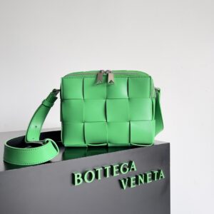 Men's camera bag with zipper detail