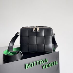 Men's camera bag with zipper detail