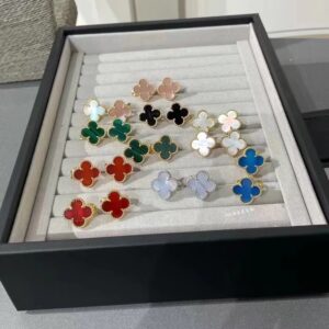 Four leaf bracelet with four leaf bracelet