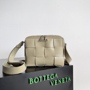 Men's camera bag with zipper detail