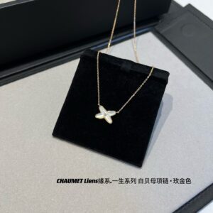 White mother-of-pearl necklace