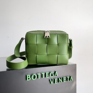 Men's camera bag with zipper detail