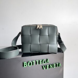 Men's camera bag with zipper detail