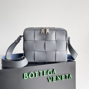 Men's camera bag with zipper detail