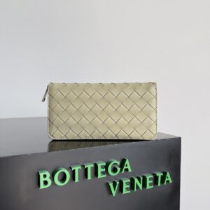 BV wallet with minimalist design